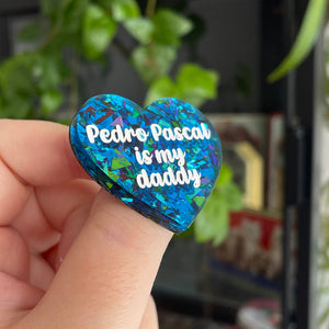 Broche "Pedro Pascal is my daddy" en acrylique à gros confettis bleus et verts