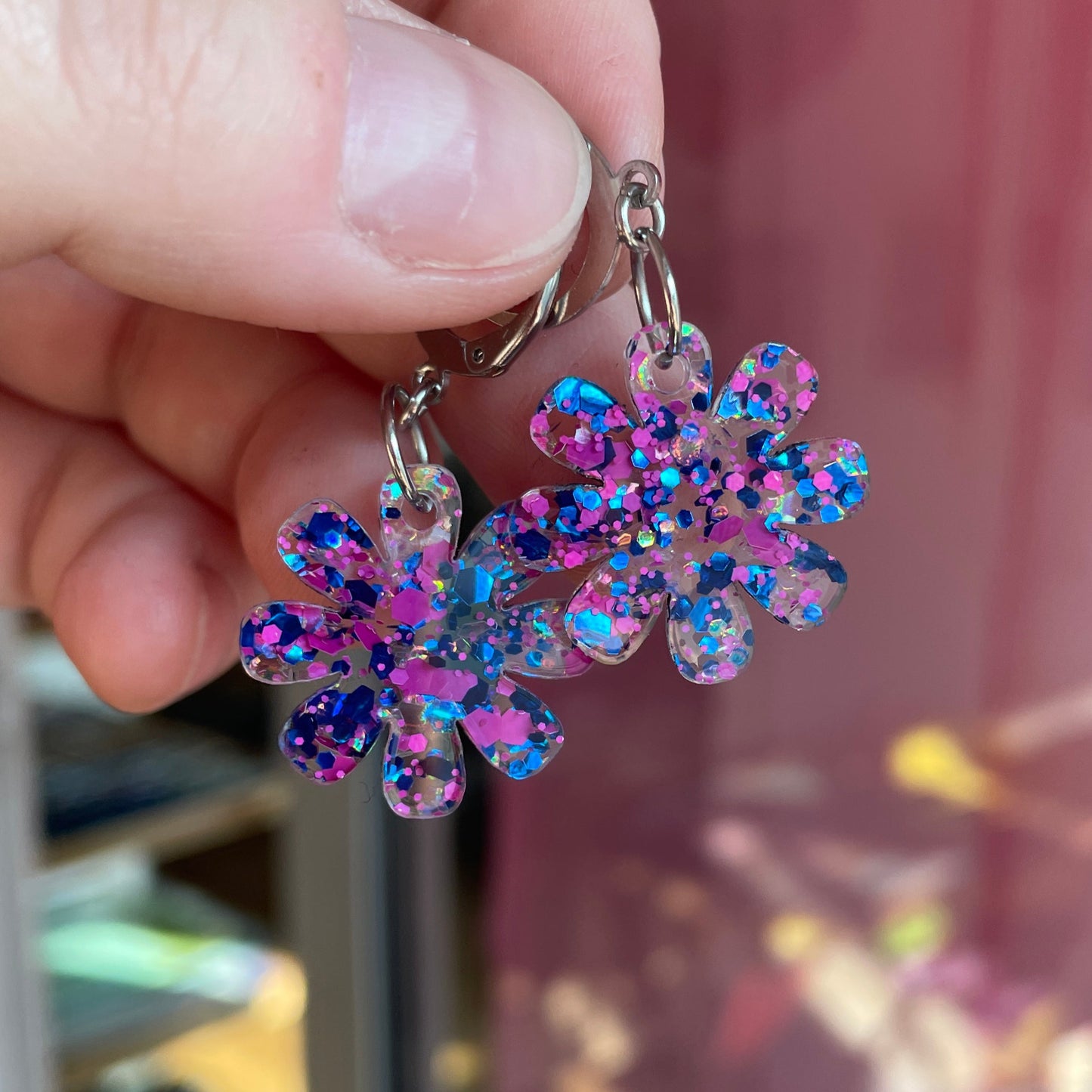 Petites boucles d'oreilles fleurs pendantes en acrylique semi transparente avec des pois bleus et roses