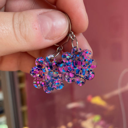 Petites boucles d'oreilles fleurs pendantes en acrylique semi transparente avec des pois bleus et roses