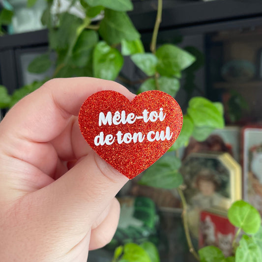 Broche "Mêle-toi de ton cul" en acrylique rouge/orange à paillettes