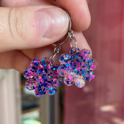 Petites boucles d'oreilles fleurs pendantes en acrylique semi transparente avec des pois bleus et roses