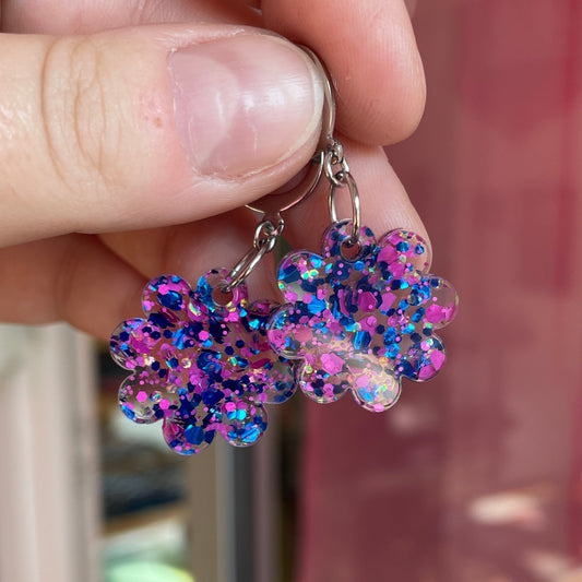 Petites boucles d'oreilles fleurs pendantes en acrylique semi transparente avec des pois bleus et roses