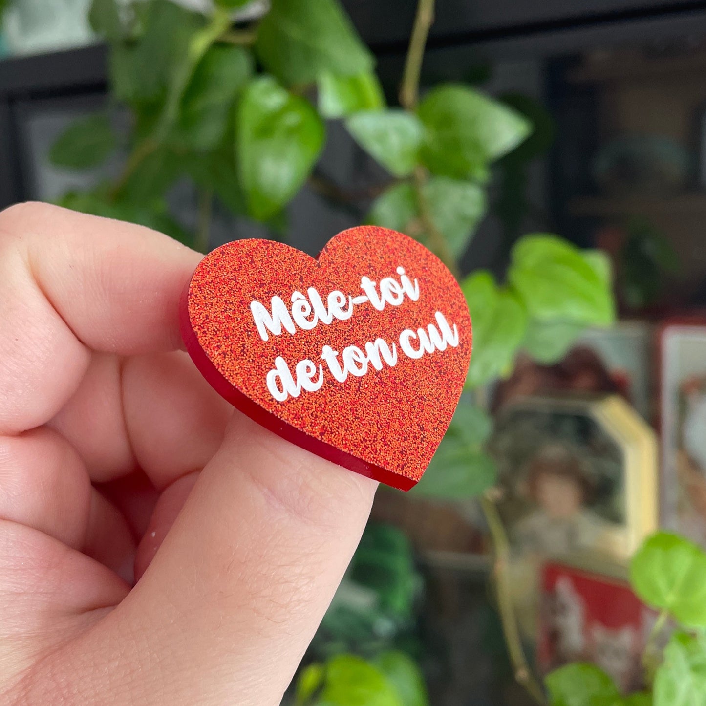 Broche "Mêle-toi de ton cul" en acrylique rouge/orange à paillettes