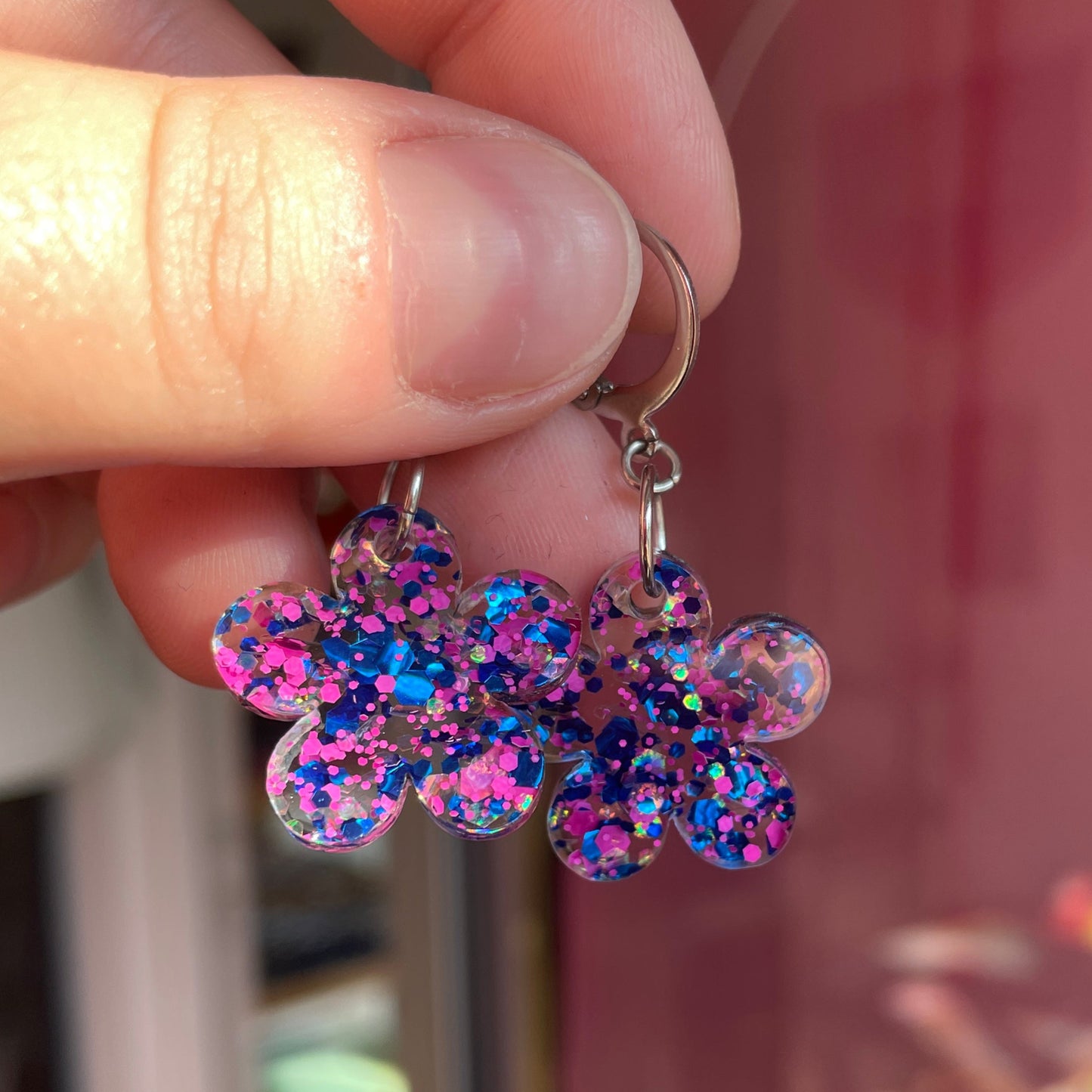 Petites boucles d'oreilles fleurs pendantes en acrylique semi transparente avec des pois bleus et roses
