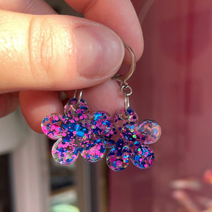 Petites boucles d'oreilles fleurs pendantes en acrylique semi transparente avec des pois bleus et roses