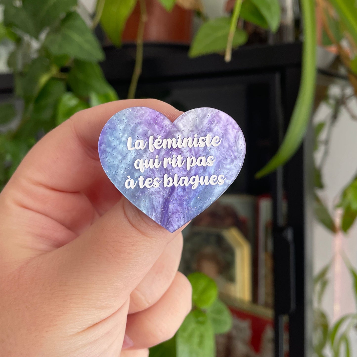 Broche "La féministe qui rit pas à tes blagues" en acrylique marbrée bleue et violette à paillettes