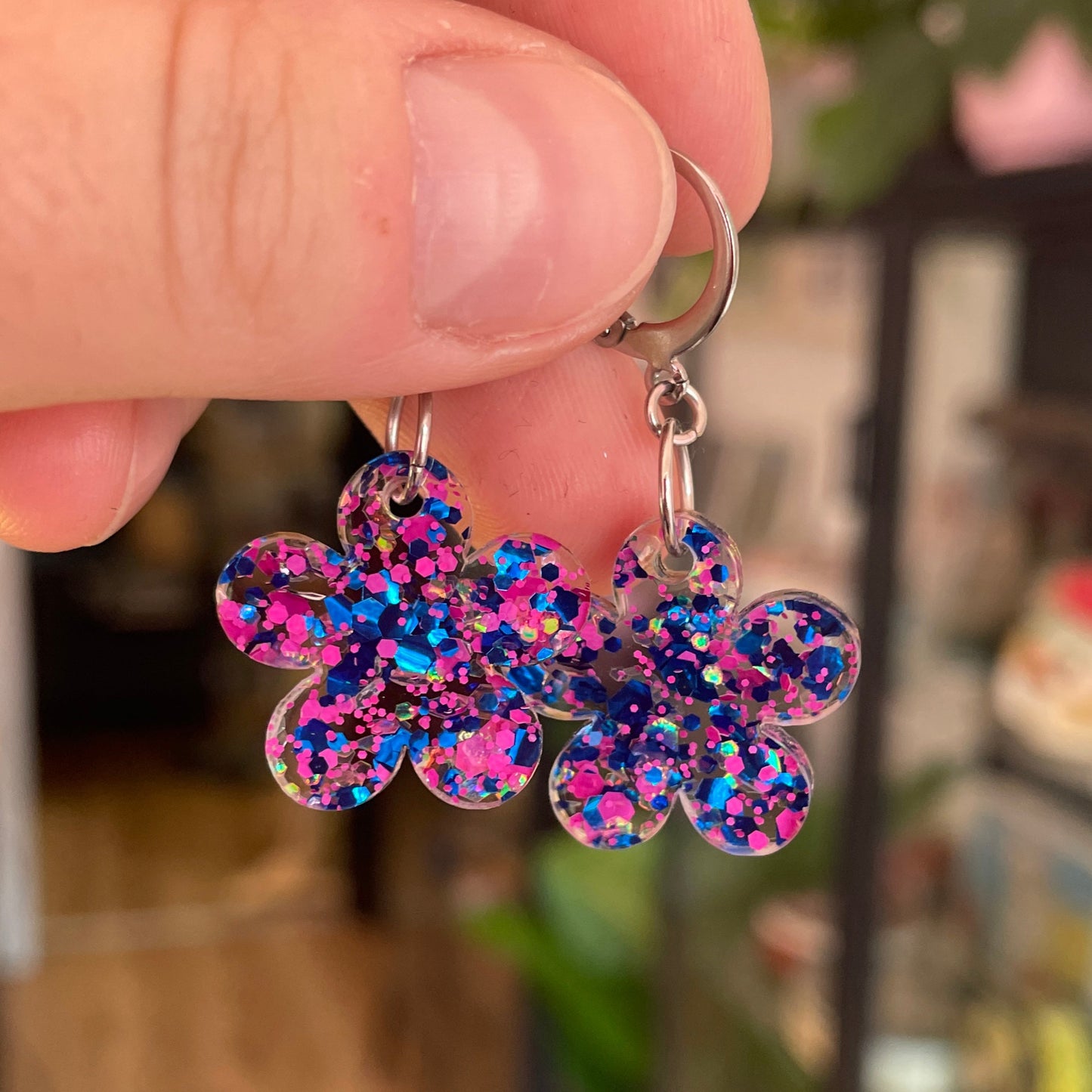 Petites boucles d'oreilles fleurs pendantes en acrylique semi transparente avec des pois bleus et roses