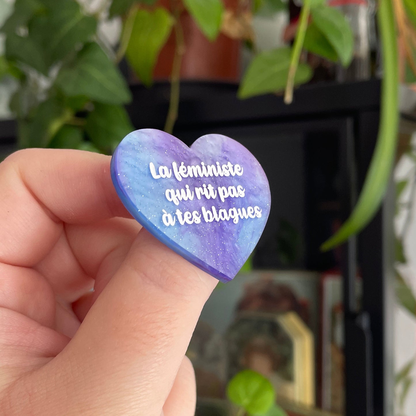 Broche "La féministe qui rit pas à tes blagues" en acrylique marbrée bleue et violette à paillettes