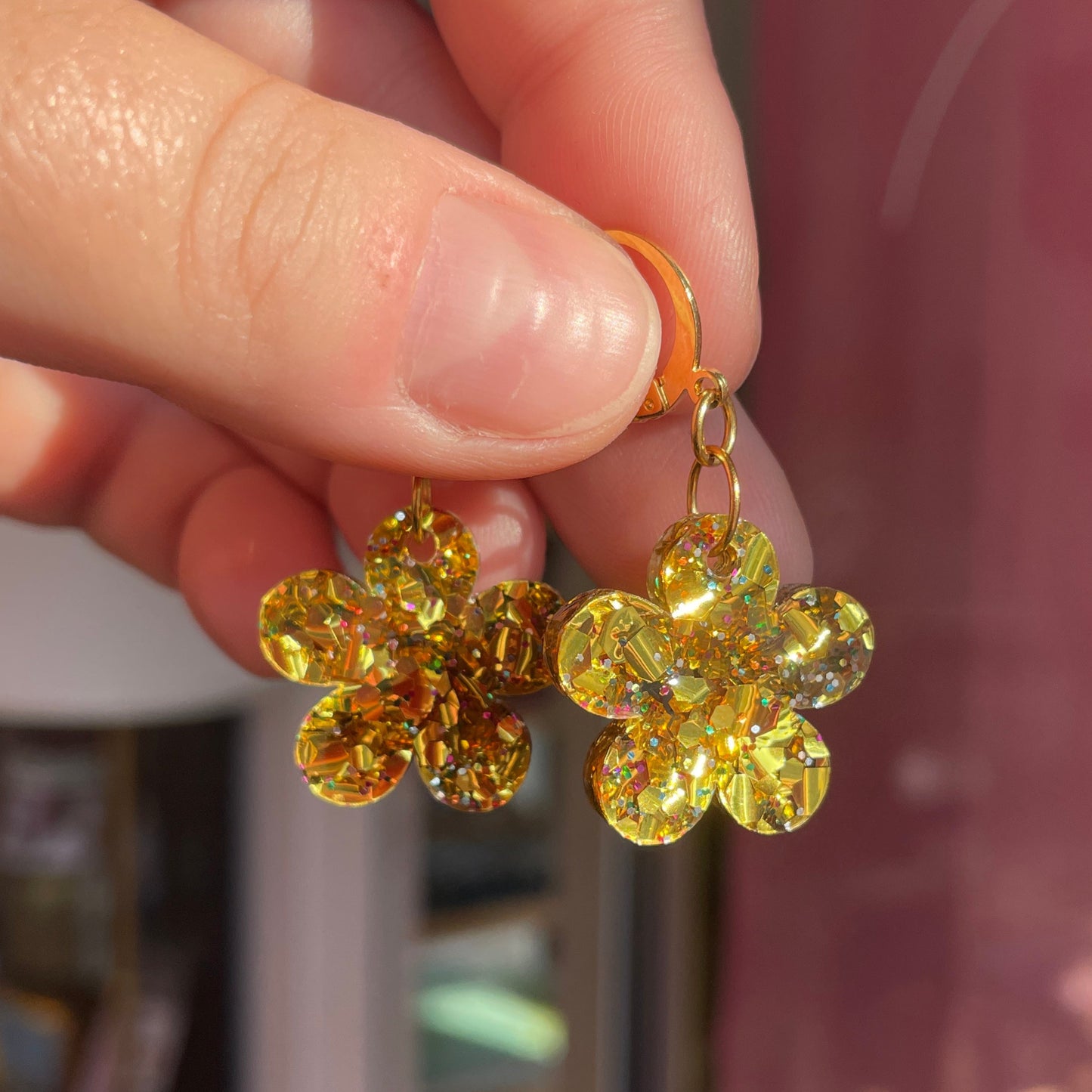 Petites boucles d'oreilles fleurs pendantes en acrylique à confettis dorés
