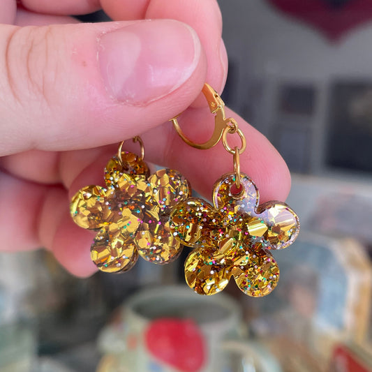 Petites boucles d'oreilles fleurs pendantes en acrylique à confettis dorés