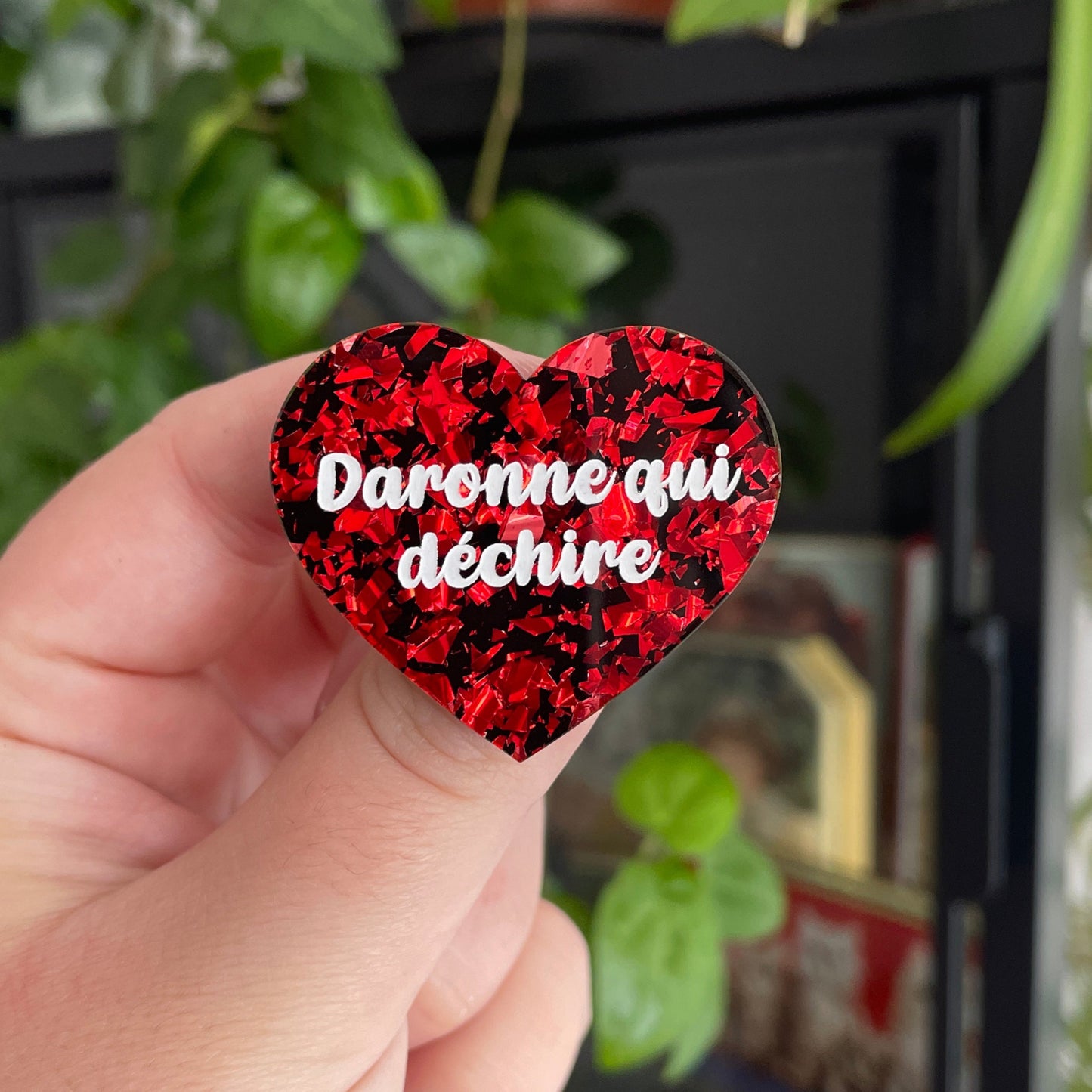 Broche "Daronne qui déchire" en acrylique noire à confettis galactiques rouges