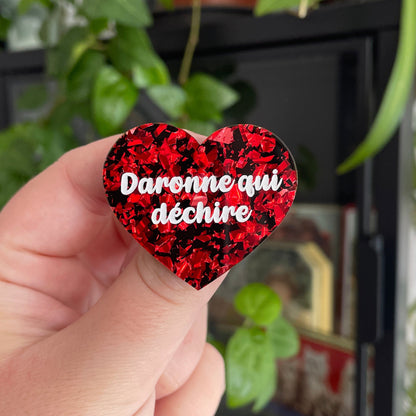 Broche "Daronne qui déchire" en acrylique noire à confettis galactiques rouges