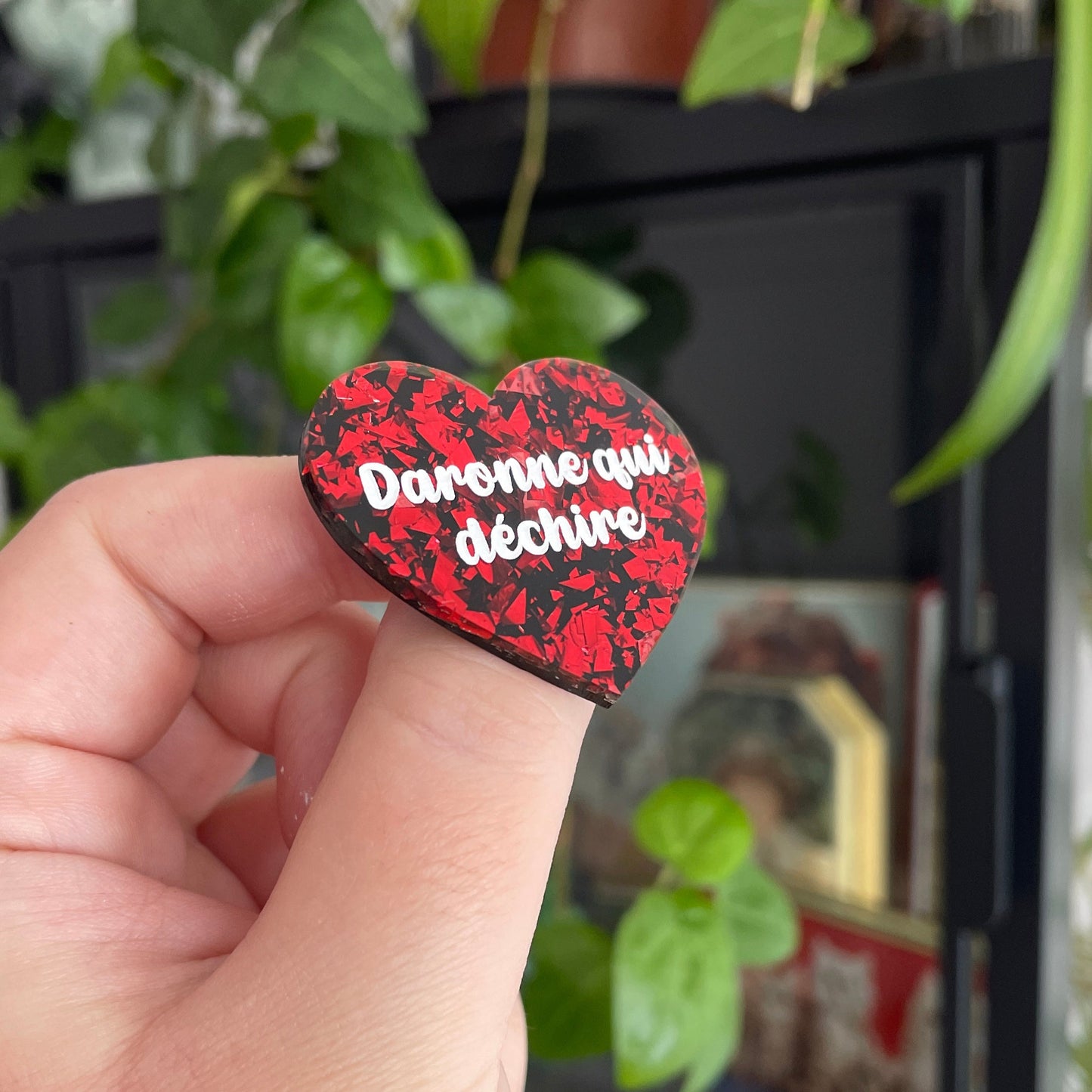 Broche "Daronne qui déchire" en acrylique noire à confettis galactiques rouges
