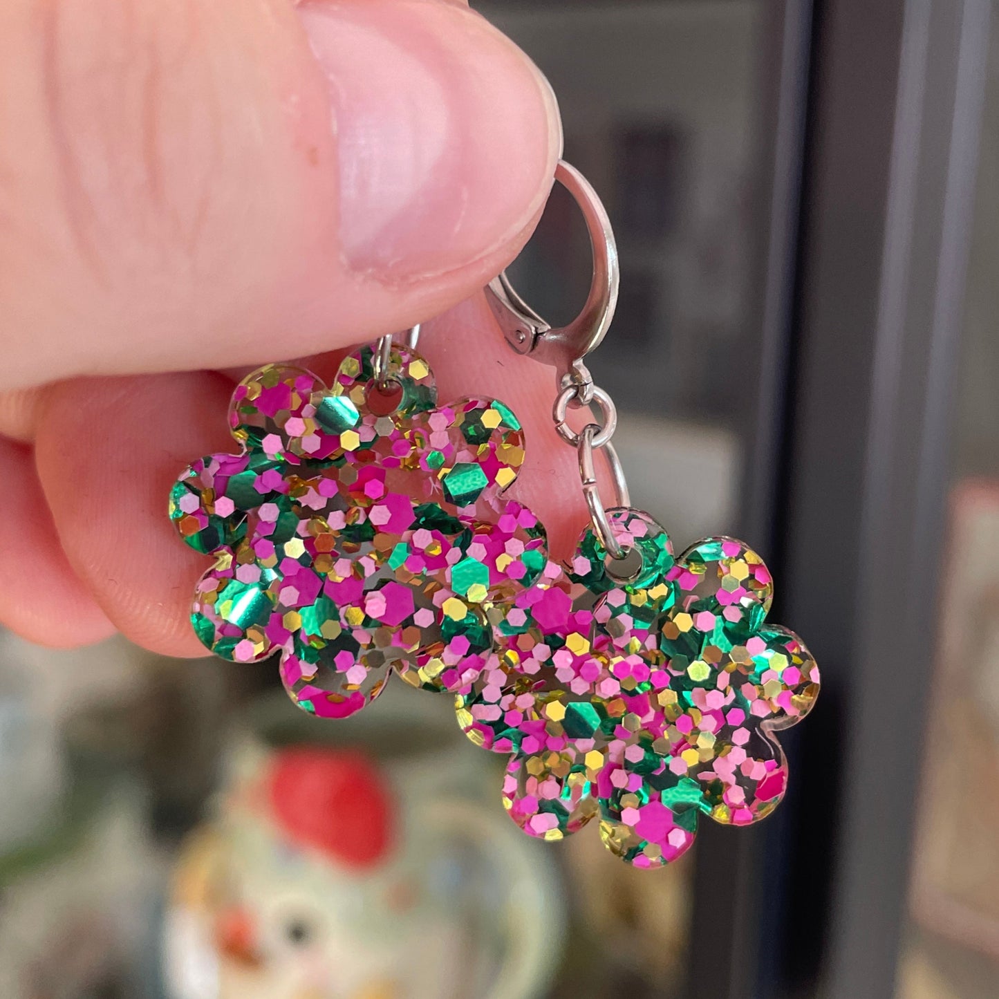 Petites boucles d'oreilles fleurs pendantes en acrylique semi transparente avec des pois verts, roses et dorés