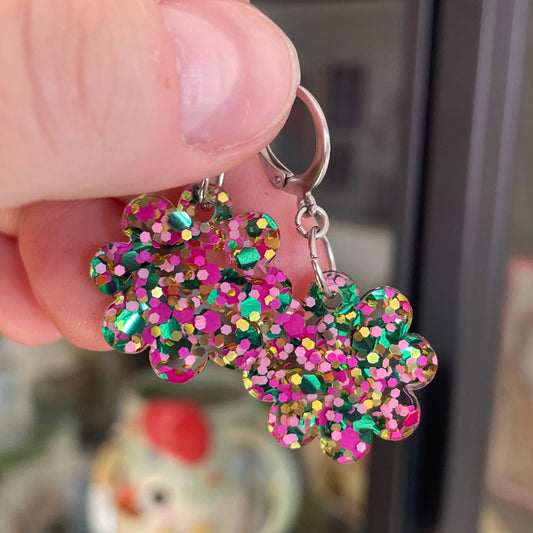 Petites boucles d'oreilles fleurs pendantes en acrylique semi transparente avec des pois verts, roses et dorés