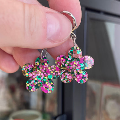 Petites boucles d'oreilles fleurs pendantes en acrylique semi transparente avec des pois verts, roses et dorés