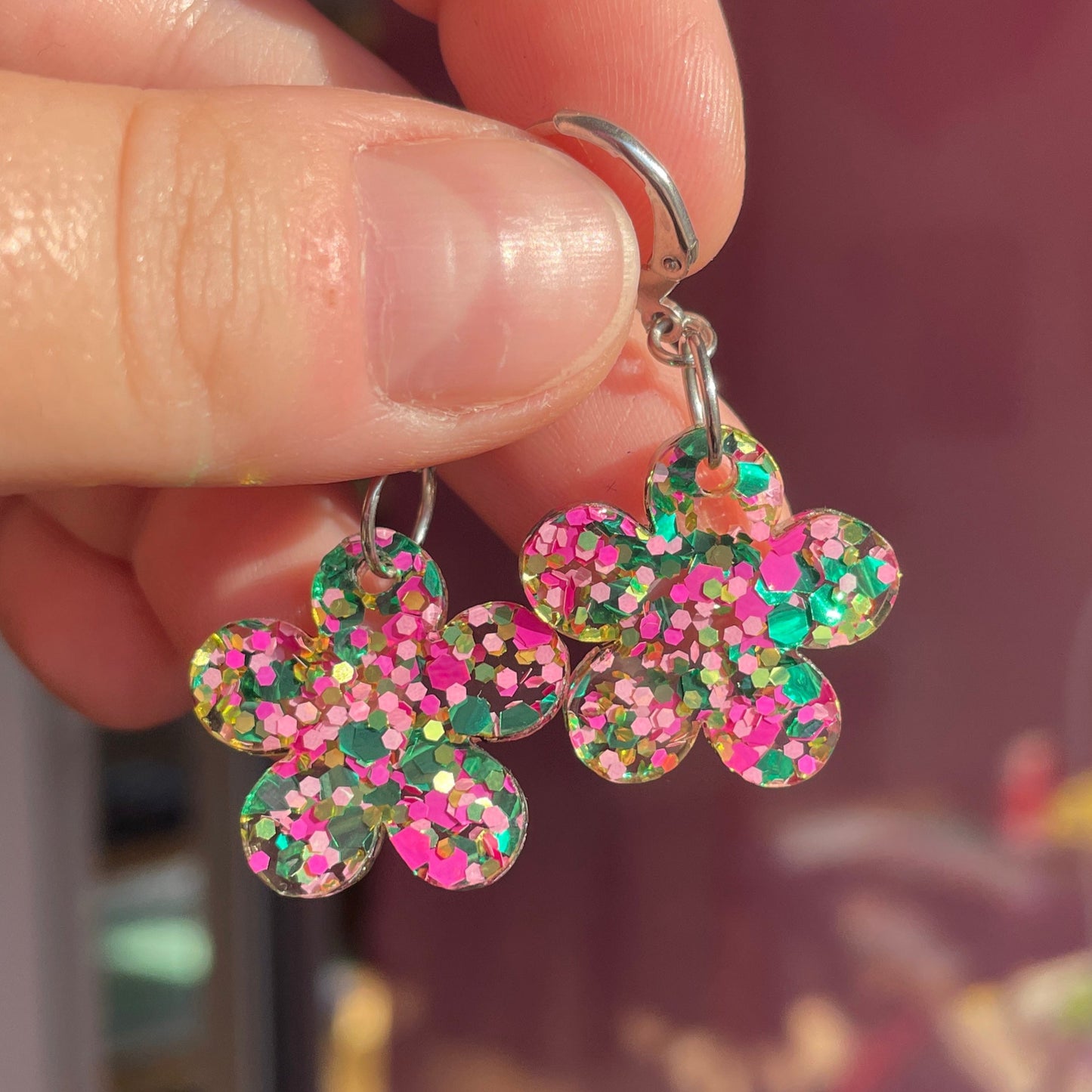 Petites boucles d'oreilles fleurs pendantes en acrylique semi transparente avec des pois verts, roses et dorés
