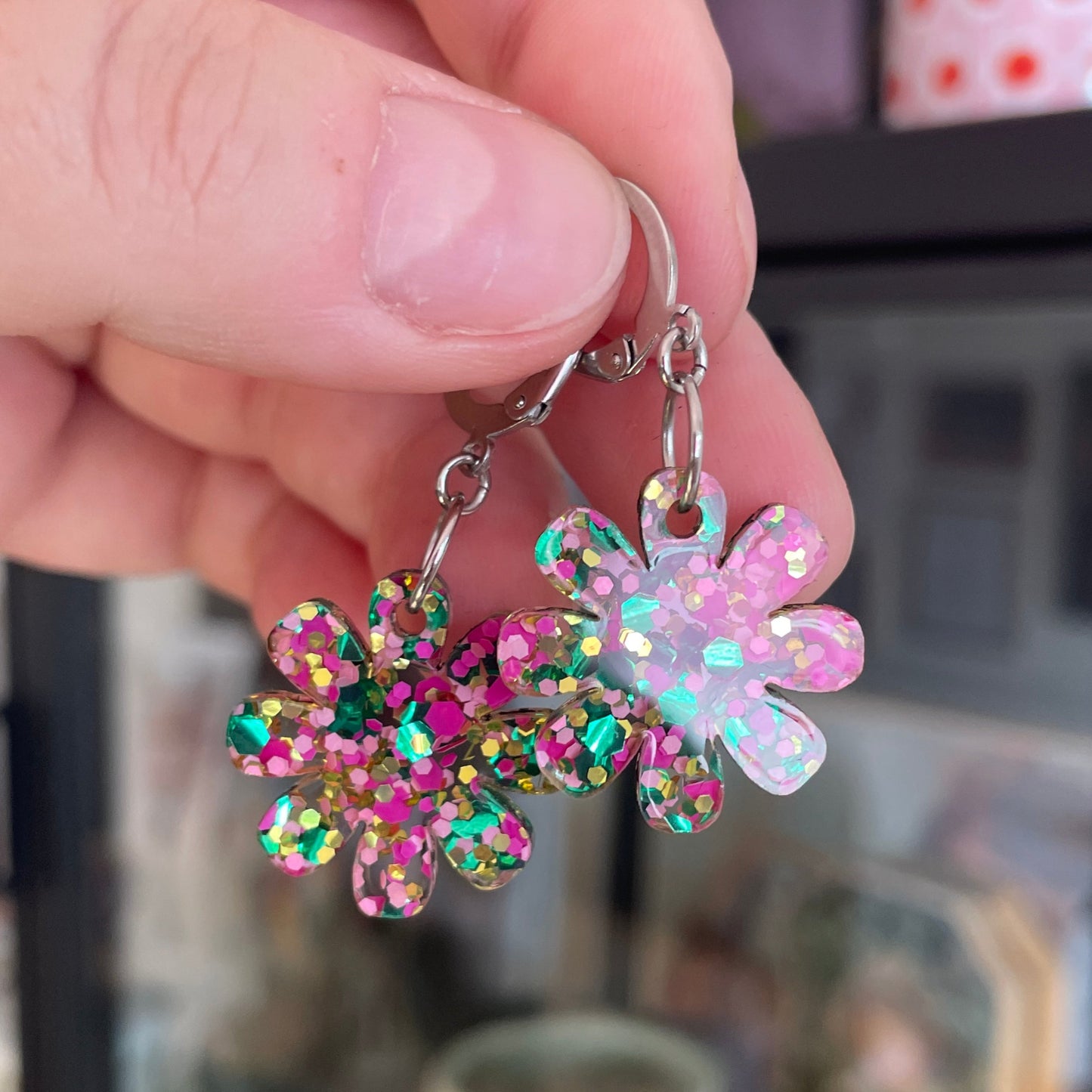 Petites boucles d'oreilles fleurs pendantes en acrylique semi transparente avec des pois verts, roses et dorés