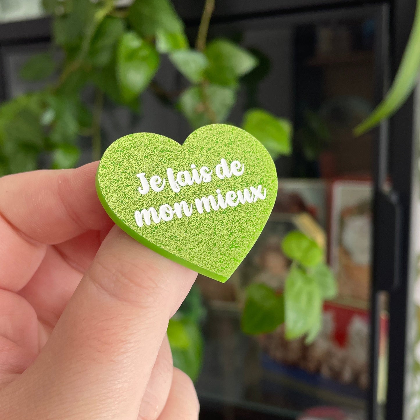 Broche "Je fais de mon mieux" en acrylique verte à paillettes