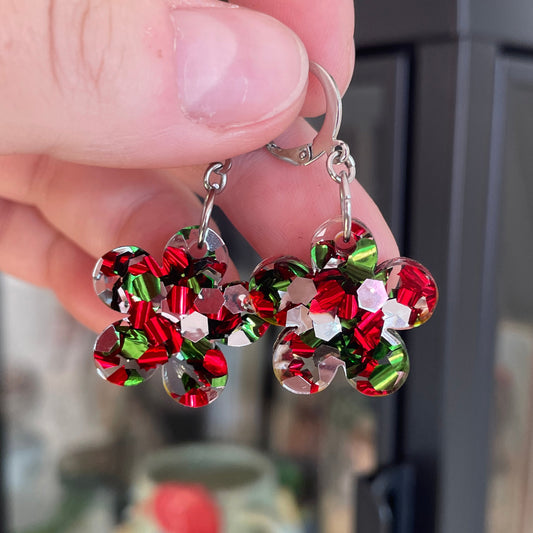 Petites boucles d'oreilles fleurs pendantes en acrylique transparente avec des confettis verts, rouges et argentés