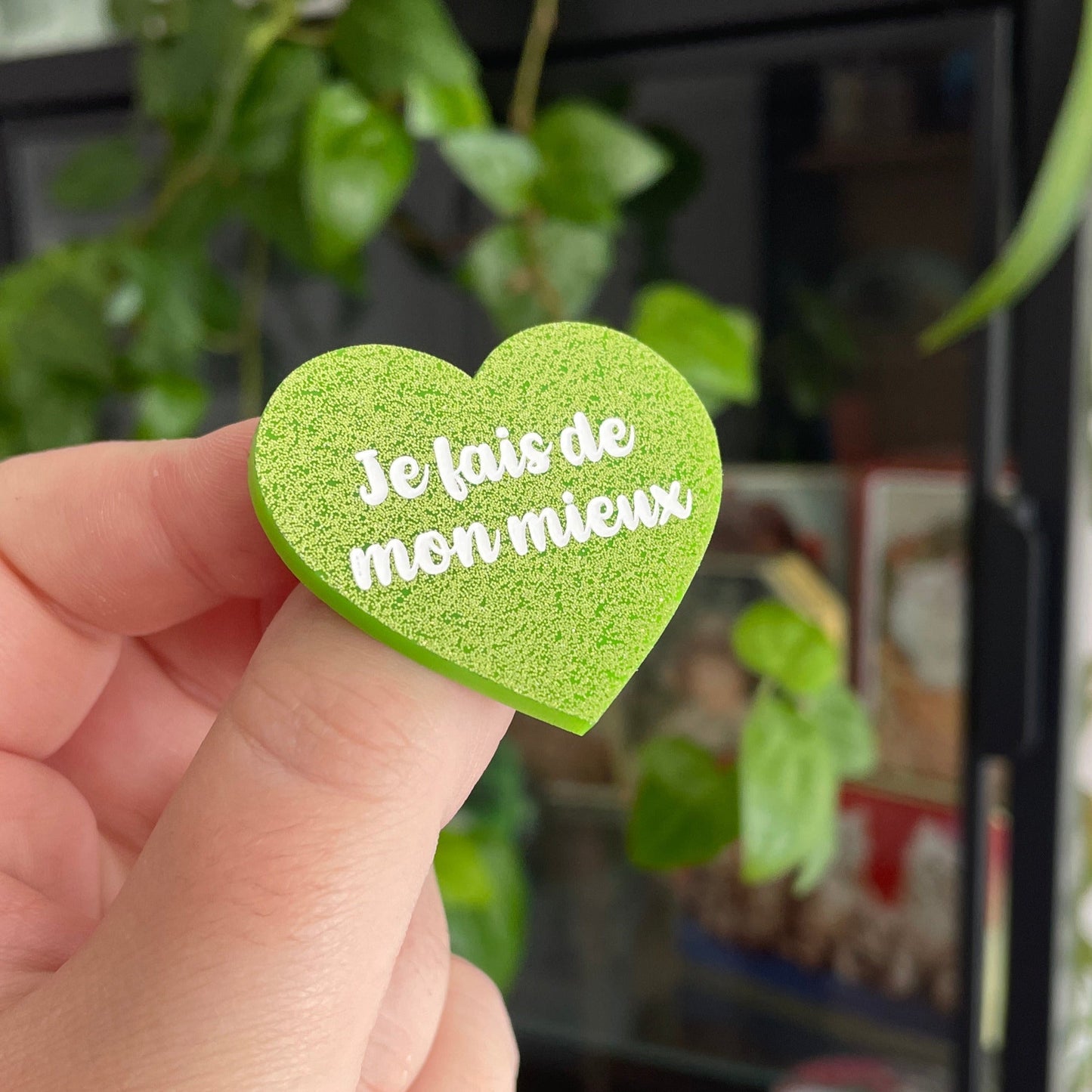 [CONTRÔLE TECHNIQUE] Broche "Je fais de mon mieux" en acrylique verte à paillettes