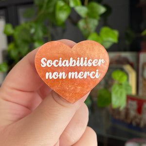 Broche "Sociabiliser non merci" en acrylique marbrée orange pastel à paillettes