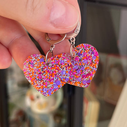 Boucles d'oreilles coeurs pendantes en acrylique transparente avec des pois violets, oranges, roses et blancs