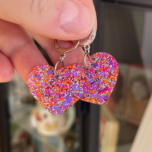 Boucles d'oreilles coeurs pendantes en acrylique transparente avec des pois violets, oranges, roses et blancs