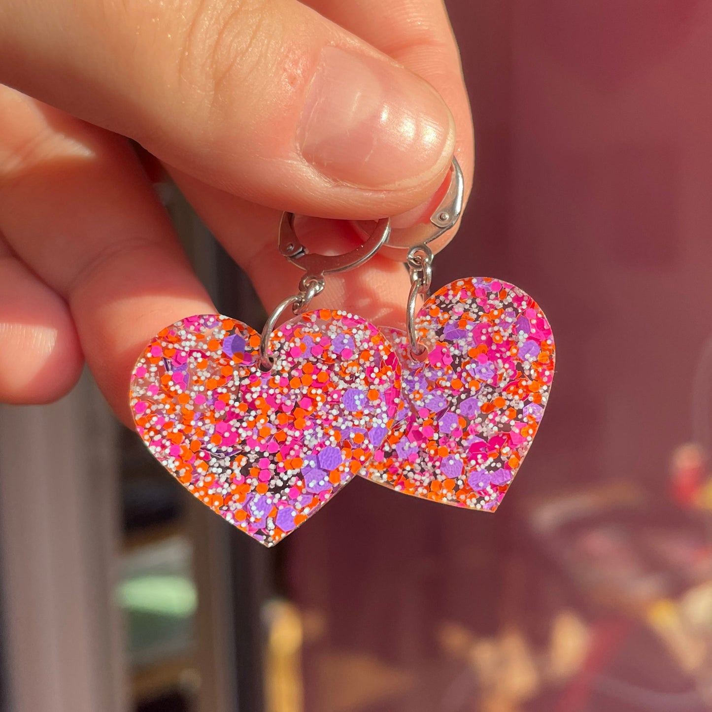 Boucles d'oreilles coeurs pendantes en acrylique transparente avec des pois violets, oranges, roses et blancs