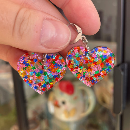 Boucles d'oreilles coeurs pendantes en acrylique transparente avec des étoiles multicolores