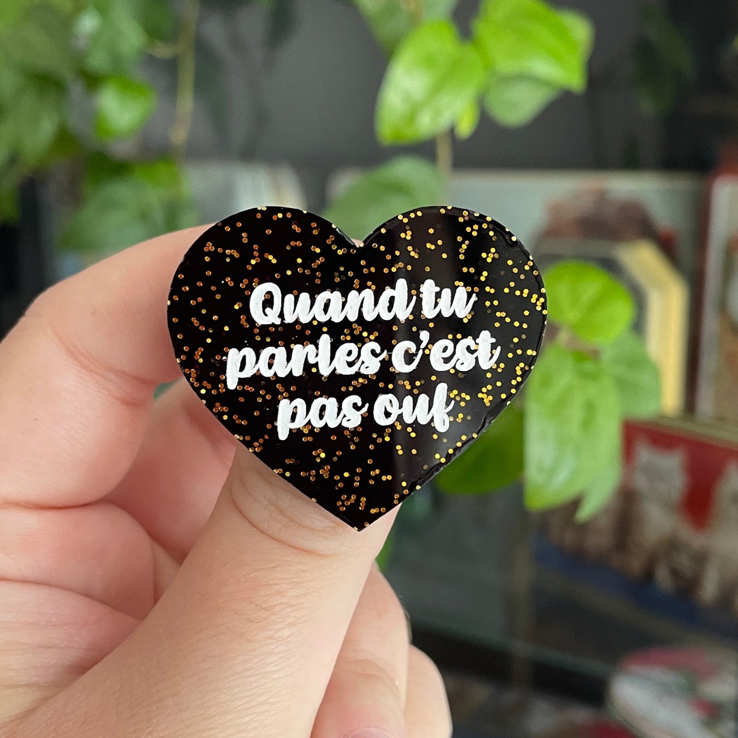 Broche "Quand tu parles c'est pas ouf" en acrylique noire à paillettes dorées