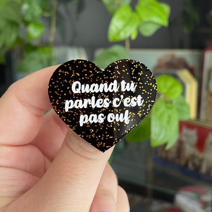Broche "Quand tu parles c'est pas ouf" en acrylique noire à paillettes dorées