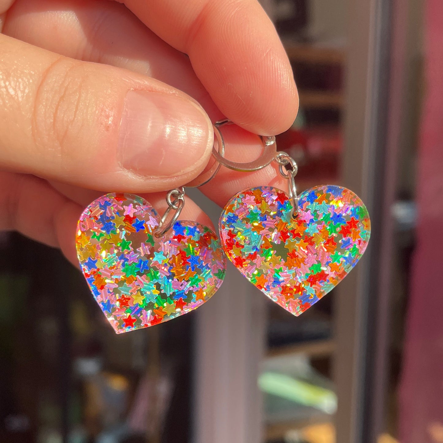 Boucles d'oreilles coeurs pendantes en acrylique transparente avec des étoiles multicolores