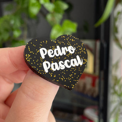 Broche "Pedro Pascal" en acrylique noire à confettis dorés