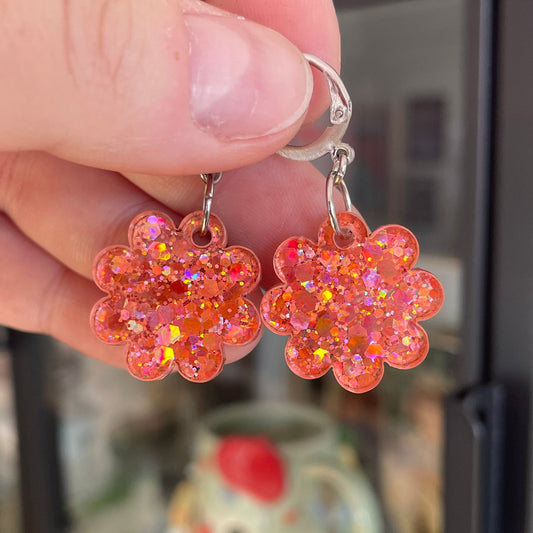 Petites boucles d'oreilles fleurs pendantes en acrylique à paillettes corail