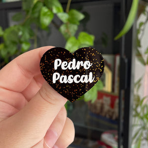 Broche "Pedro Pascal" en acrylique noire à confettis dorés