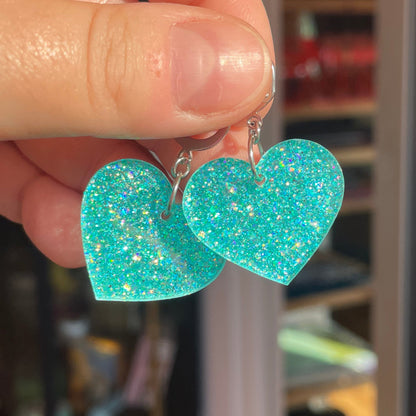 Boucles d'oreilles coeurs pendantes en acrylique à paillettes turquoise