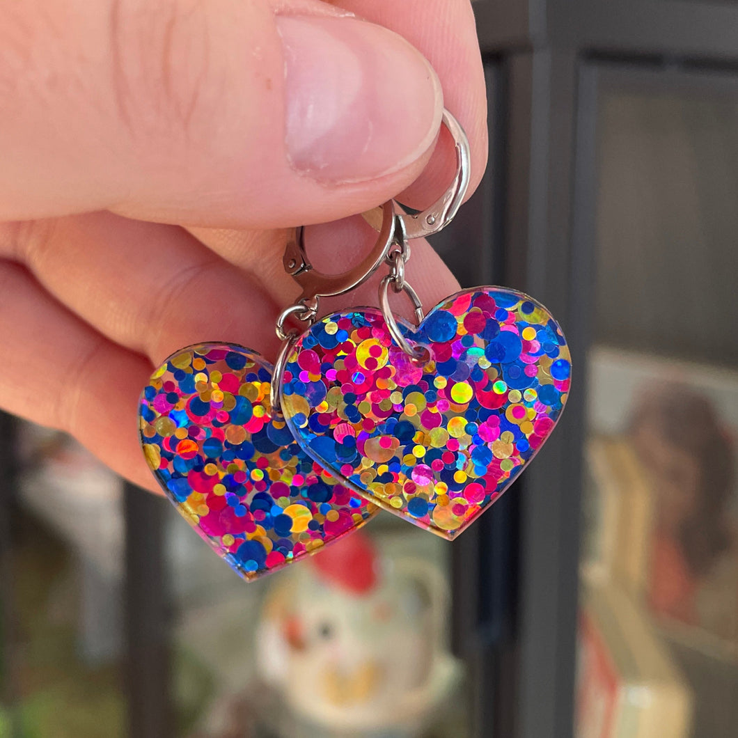 Boucles d'oreilles coeurs pendantes en acrylique transparente avec des pois bleus, roses et jaunes