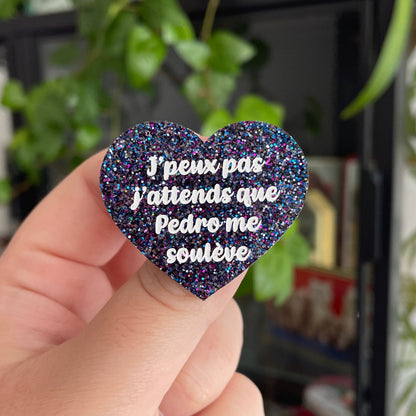Broche "J'peux pas j'attends que Pedro me soulève" en acrylique à paillettes bleues et violettes