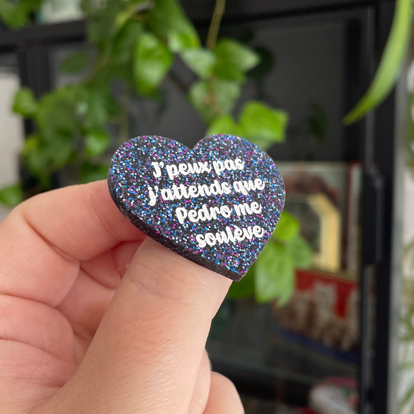 Broche "J'peux pas j'attends que Pedro me soulève" en acrylique à paillettes bleues et violettes