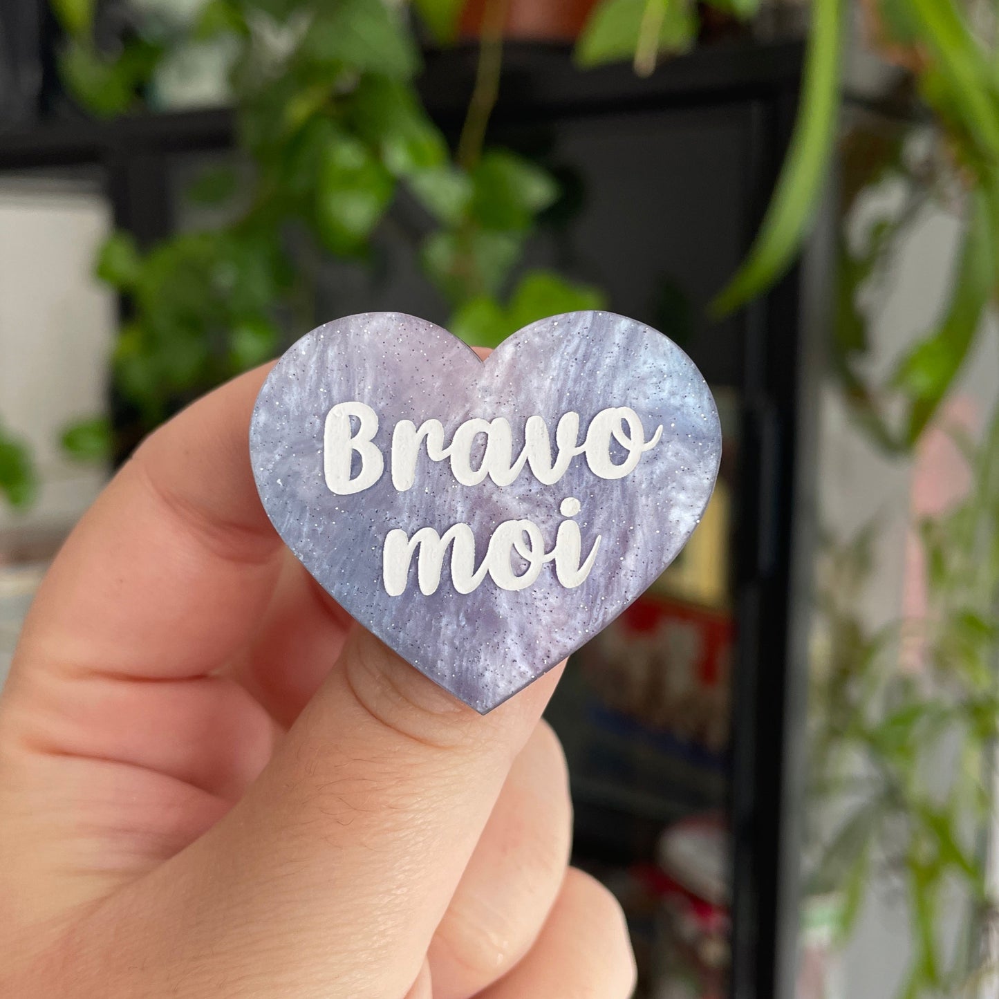 Broche "Bravo moi" en acrylique marbrée bleue et rose