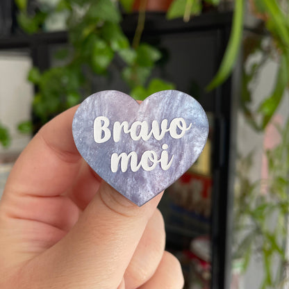 Broche "Bravo moi" en acrylique marbrée bleue et rose