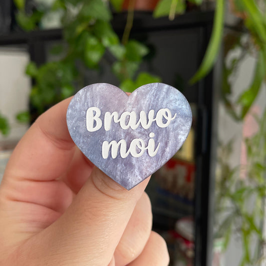 Broche "Bravo moi" en acrylique marbrée bleue et rose