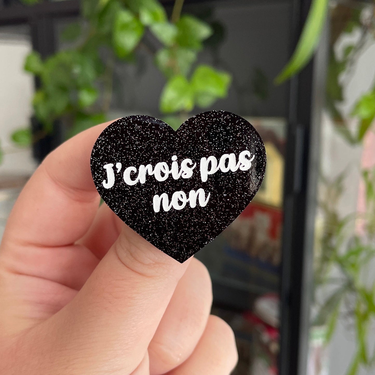 [CONTRÔLE TECHNIQUE] Broche "J'crois pas non" en acrylique noire à paillettes