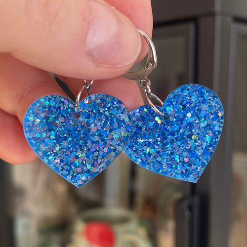 Boucles d'oreilles coeurs pendantes en acrylique à paillettes bleues