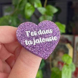 Broche "T'es dans ta jalousie" en acrylique à paillettes violettes