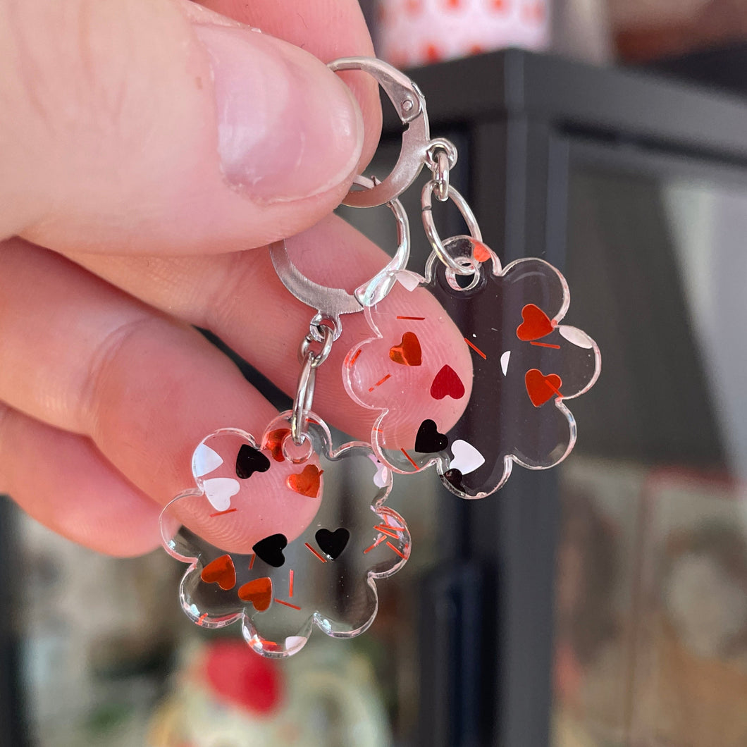 Petites boucles d'oreilles fleurs pendantes en acrylique transparente avec des confettis coeurs
