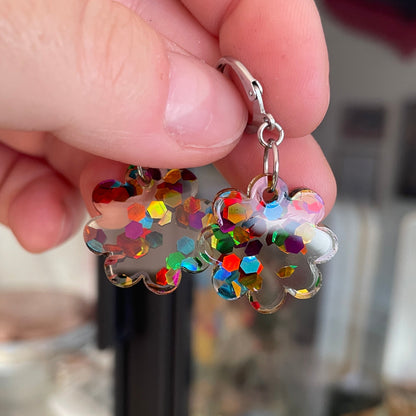Petites boucles d'oreilles fleurs pendantes en acrylique transparente avec des confettis multicolores