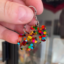 Charger l&#39;image dans la galerie, Petites boucles d&#39;oreilles fleurs pendantes en acrylique transparente avec des confettis multicolores