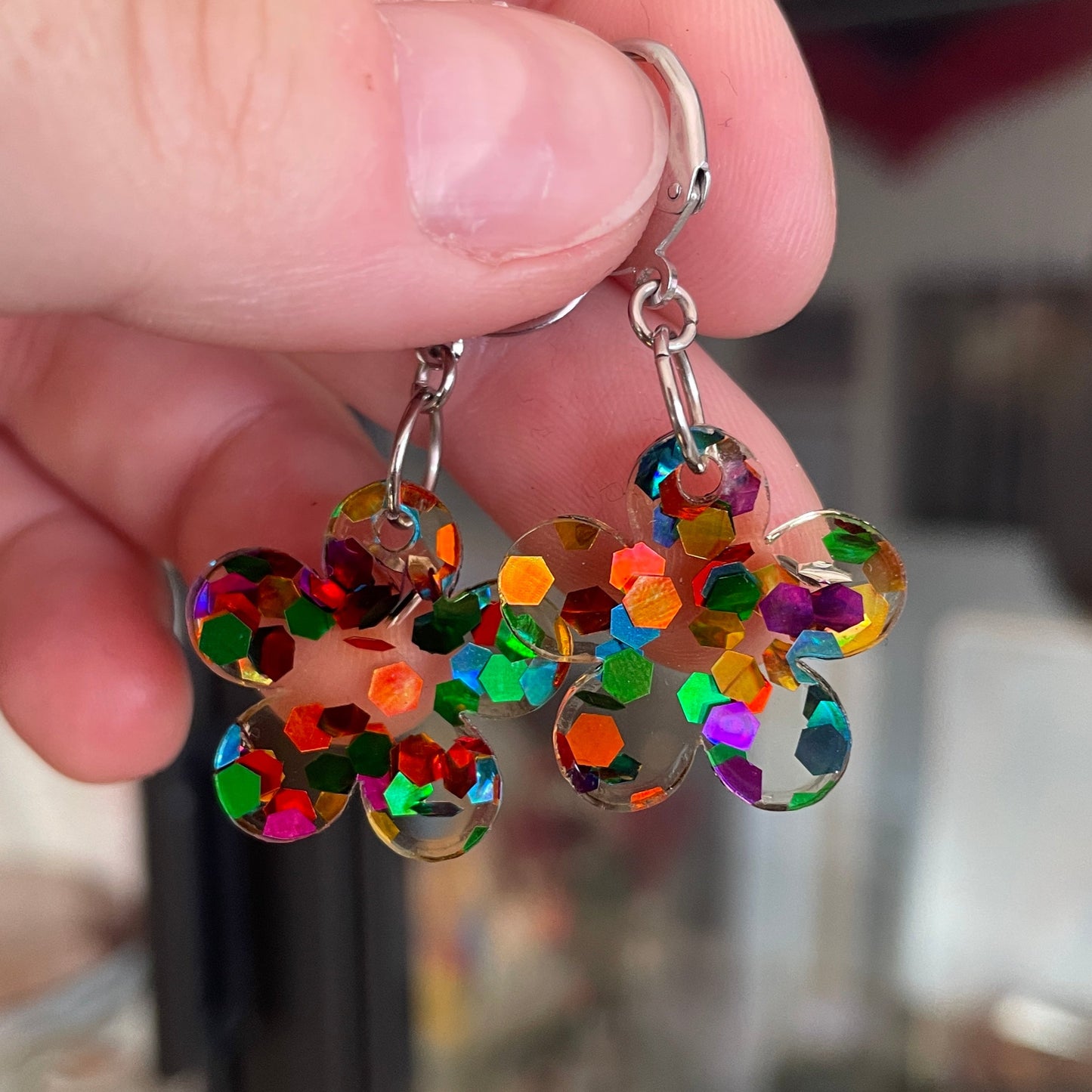 Petites boucles d'oreilles fleurs pendantes en acrylique transparente avec des confettis multicolores